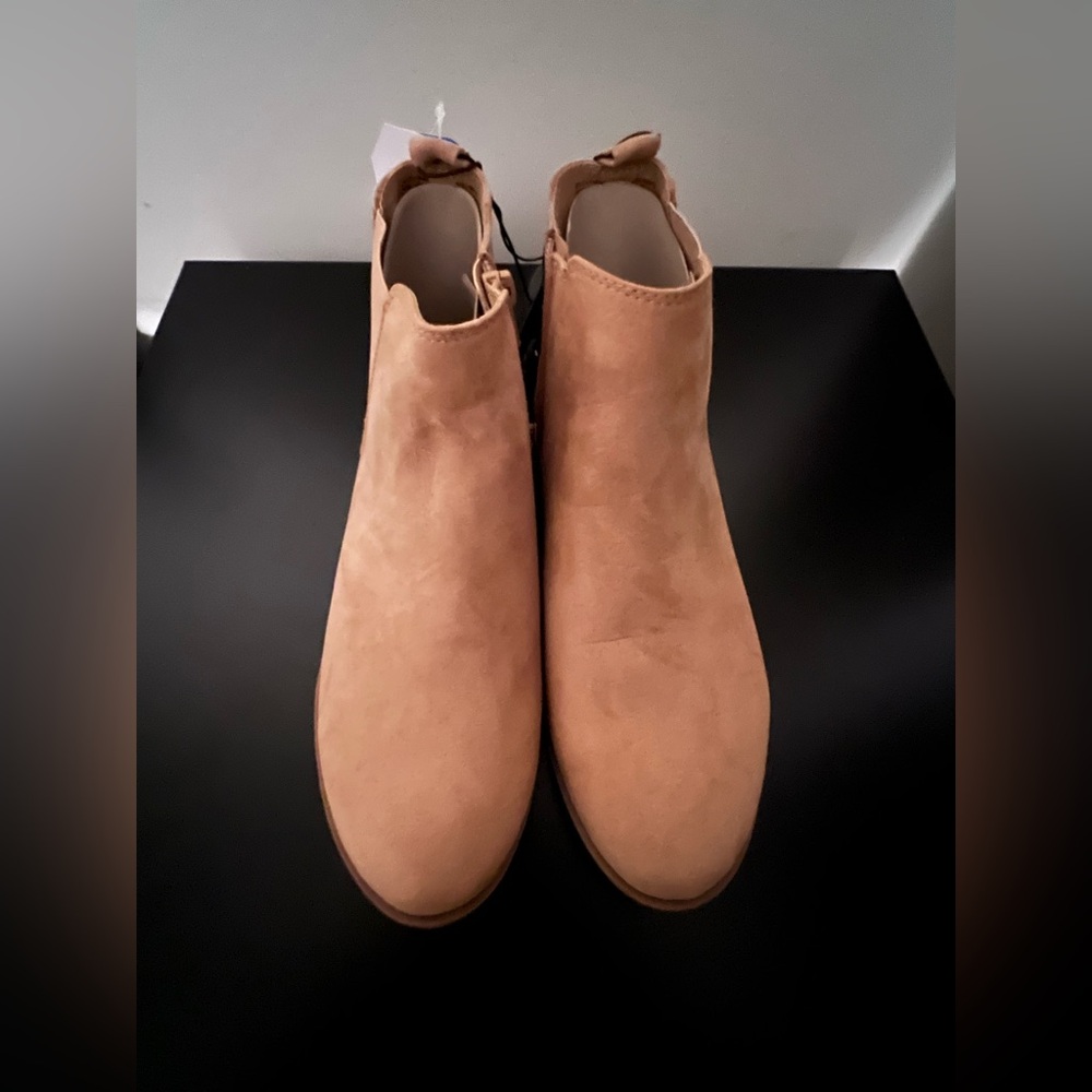 NWT Time and Tru Chelsea booties. Size 6W.
